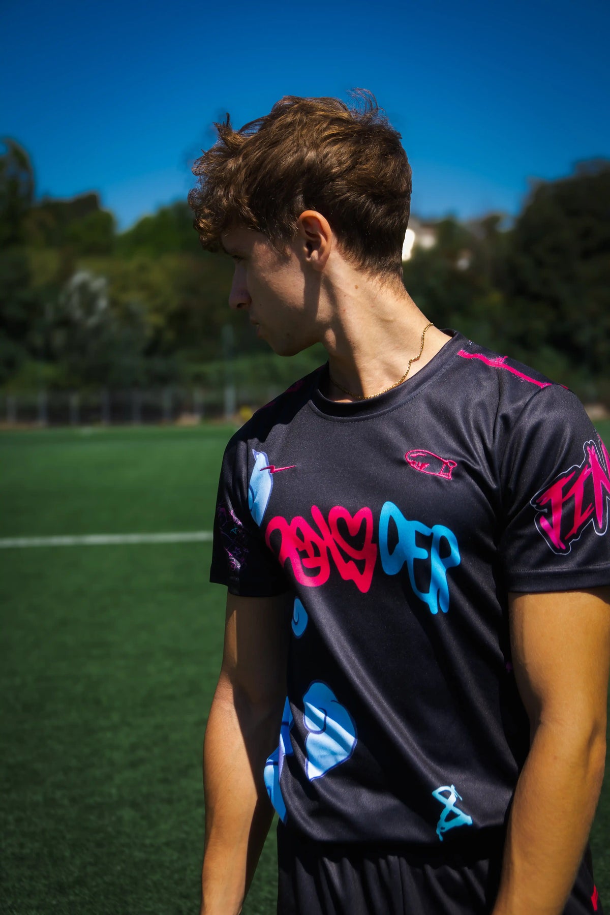 Maillot de foot Inazuma Chaos noir porté sur un terrain de foot