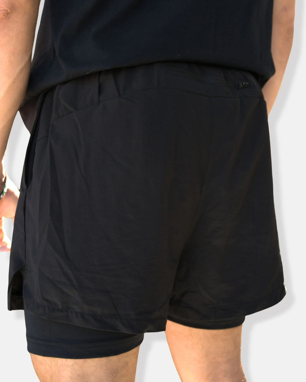 Short de sport noir 2 en 1, fentes latérales et ceinture élastique