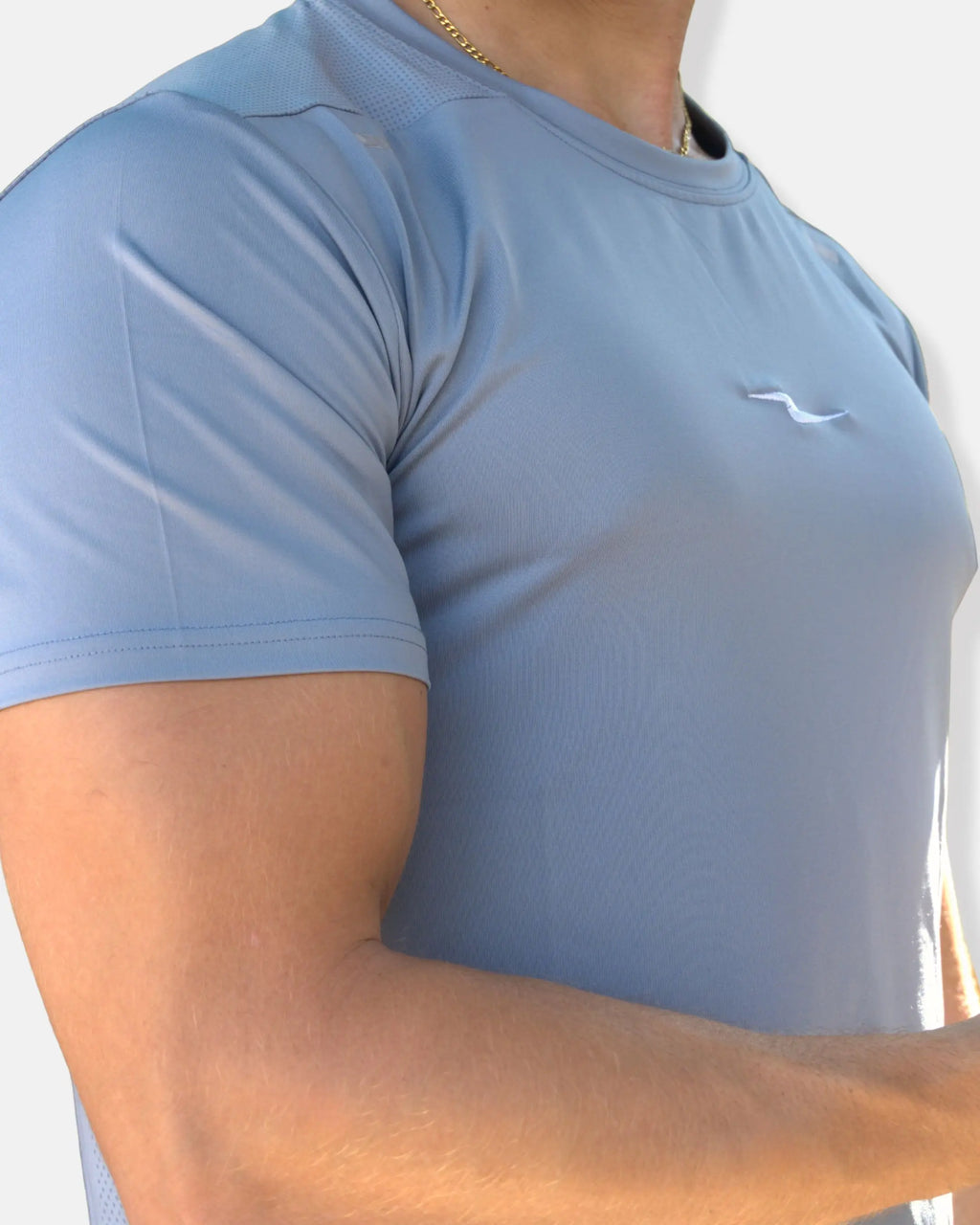 T-shirt de sport bleu ciel, logo éclair brodé blanc et détail réfléchissant