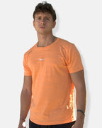 T-shirt de sport homme orange texturé porté de face, logo éclair brodé Inazuma Originals