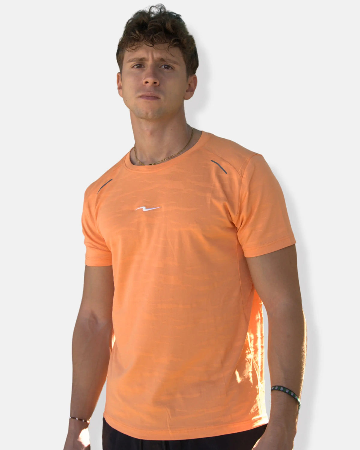 T-shirt de sport homme orange texturé porté de face, logo éclair brodé Inazuma Originals