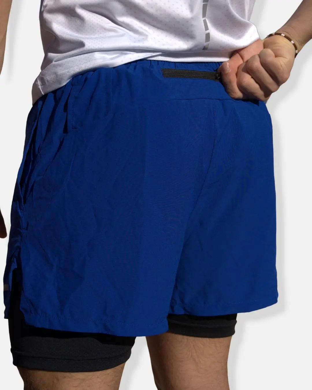 Short de sport 2 en 1 bleu porté, détail de la ceinture
