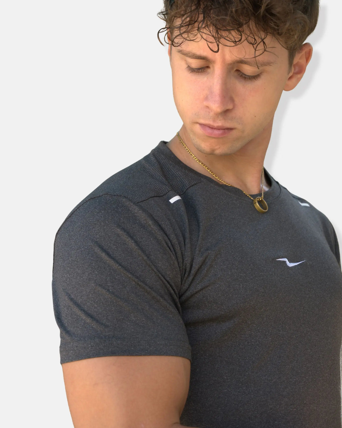 T-shirt de sport gris coupe athlétique, détail épaule et bande réfléchissante