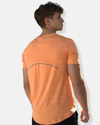 Dos du t-shirt de sport orange avec empiècement aéré et liseré réfléchissant