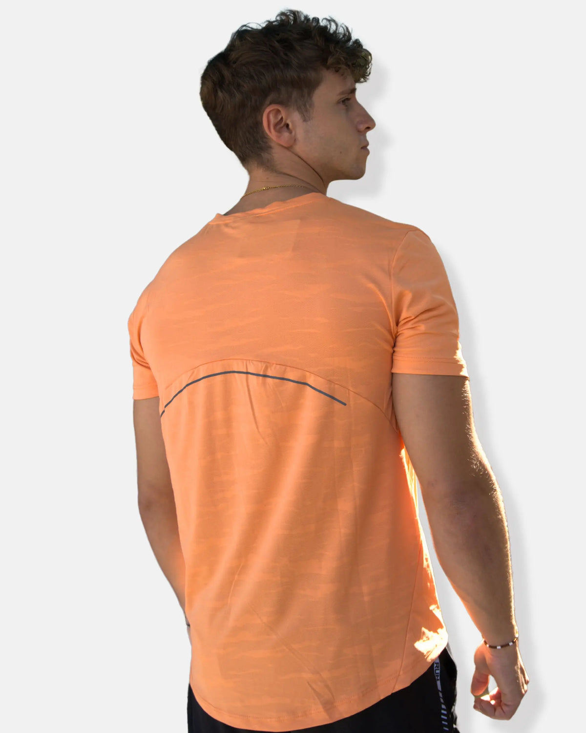 Dos du t-shirt de sport orange avec empiècement aéré et liseré réfléchissant