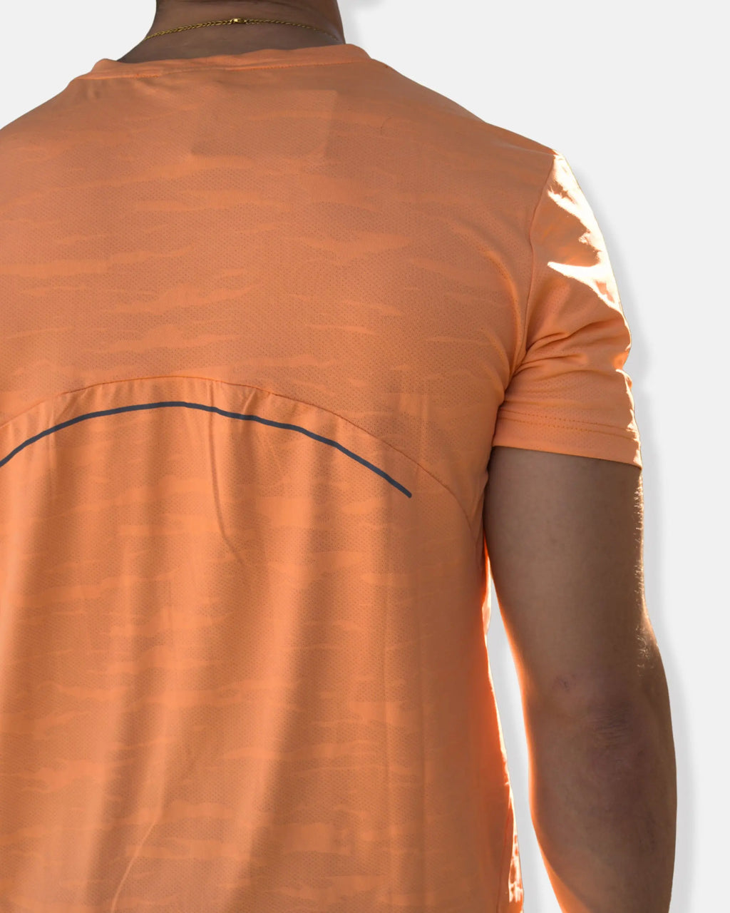 Détail de l'empiècement arrondi au dos du t-shirt de sport orange