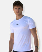 T-shirt de sport homme blanc respirant porté de face, logo éclair brodé noir Inazuma Originals