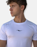 Zoom sur le logo éclair brodé noir du t-shirt de sport blanc