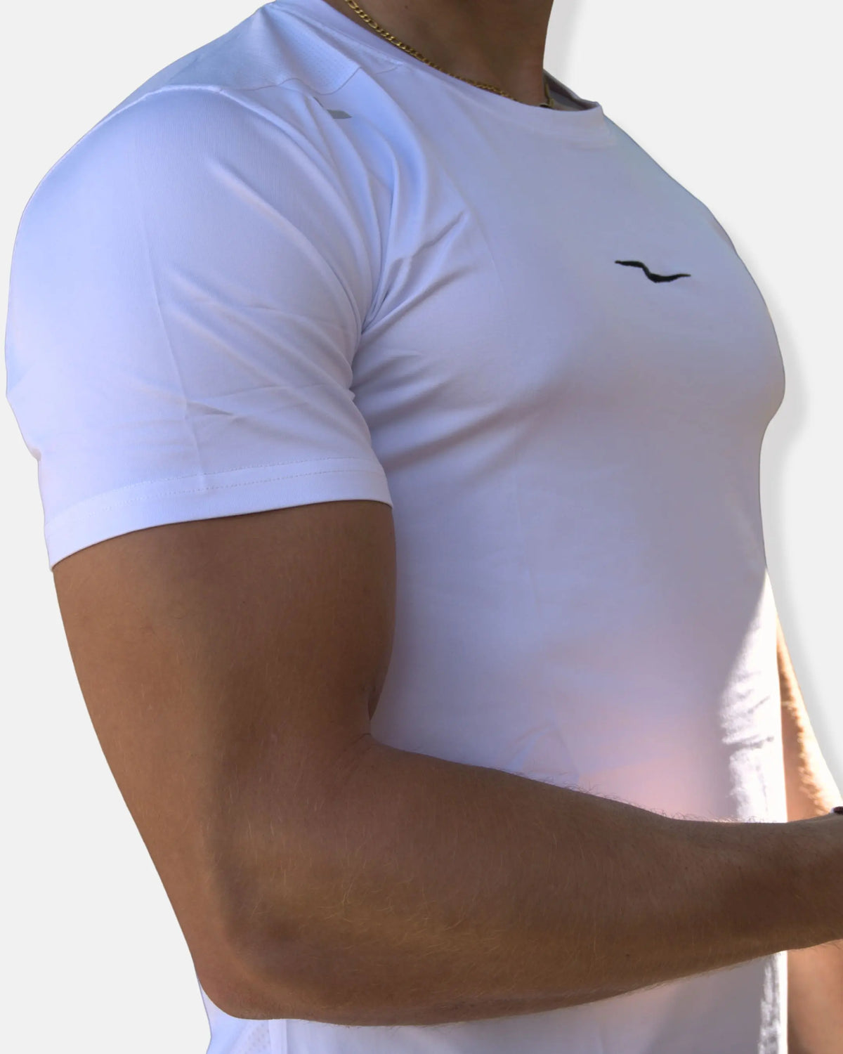 T-shirt de sport blanc coupe ajustée, détail épaule et manche