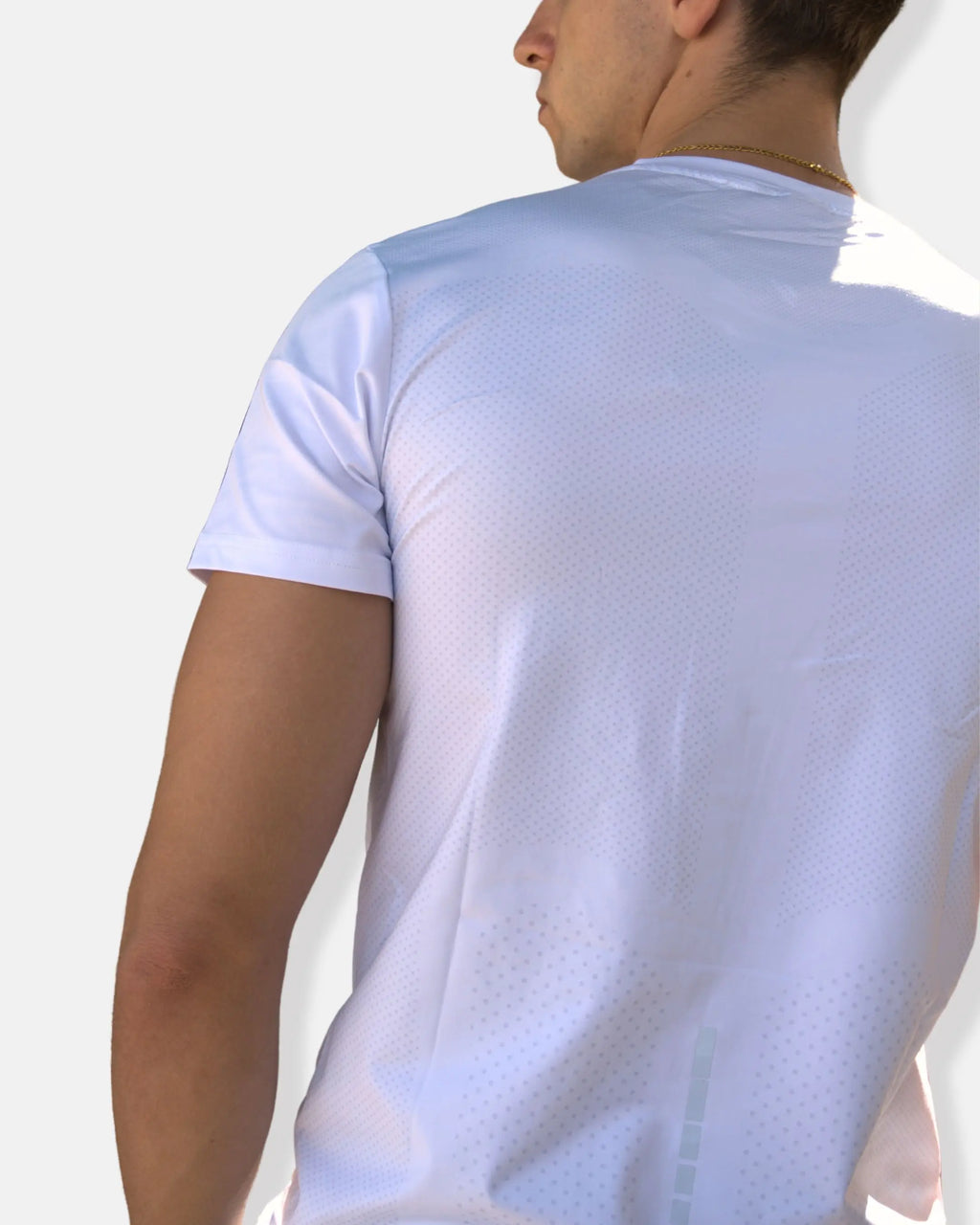 Détail du tissu micro-perforé respirant au dos du t-shirt de sport blanc