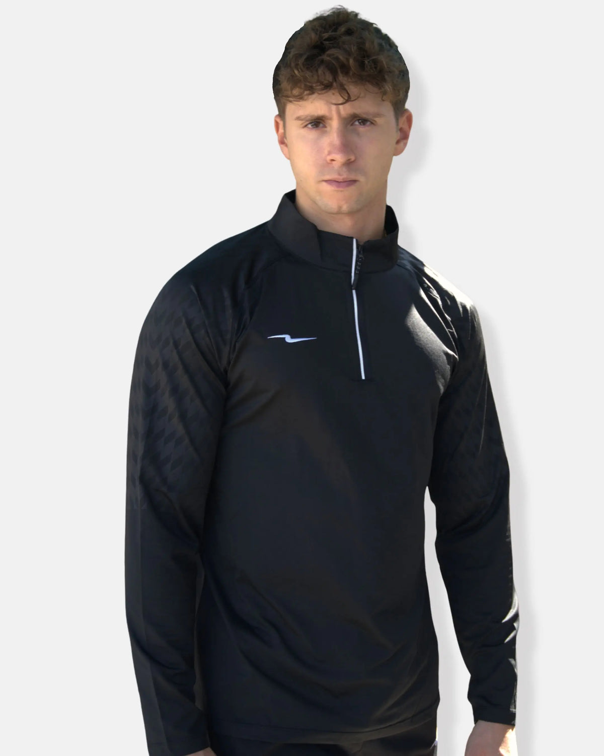 Haut running manches longues zippé noir pour homme porté de face, logo éclair brodé Inazuma Originals