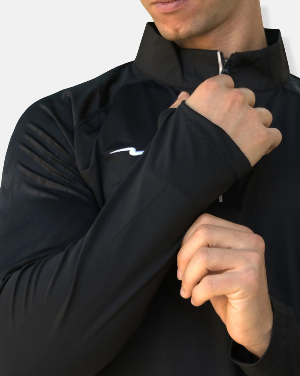 Haut de sport noir manches longues, détail du zip et de la manche