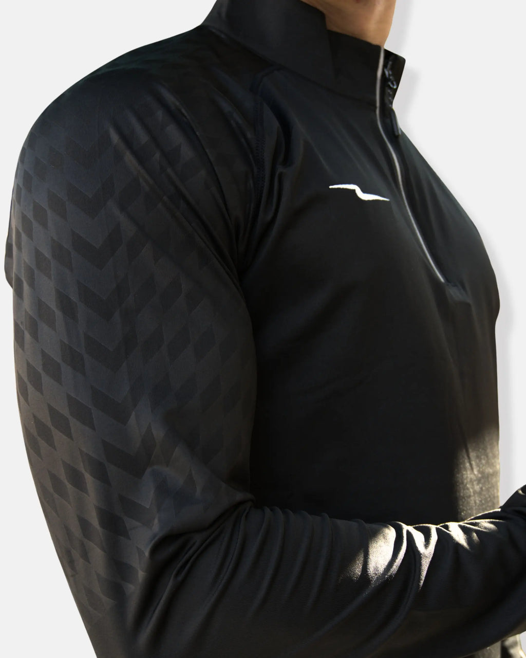 Motif géométrique en relief sur la manche du haut running noir