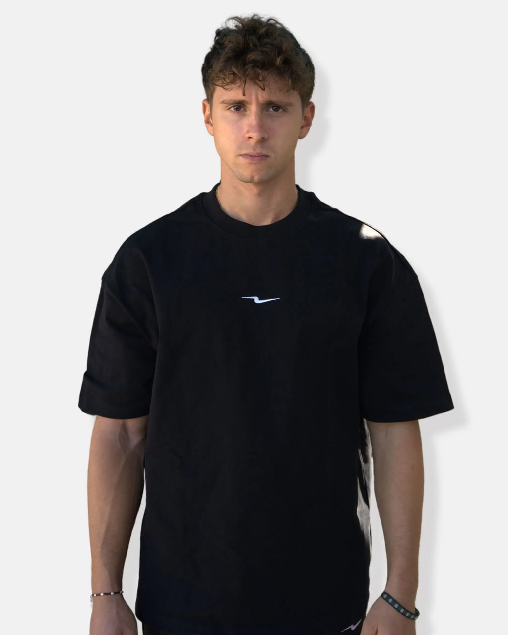 T-shirt oversize homme noir porté de face, logo éclair brodé Inazuma Originals
