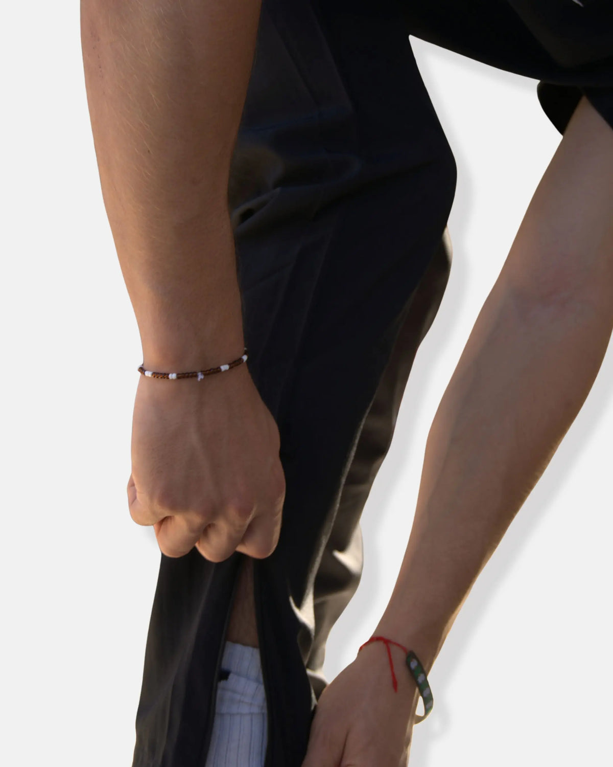 Zip en bas de jambe du pantalon de sport noir pour l'enfiler facilement