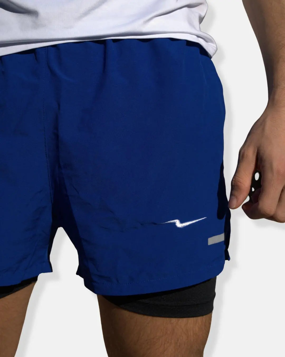 Short de sport 2 en 1 bleu avec sous-short noir porté, vue de côté