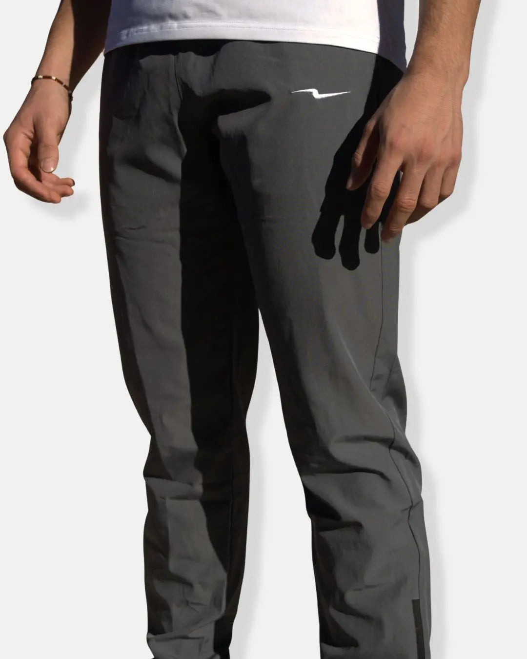 Pantalon de sport gris zippé porté, vue de côté