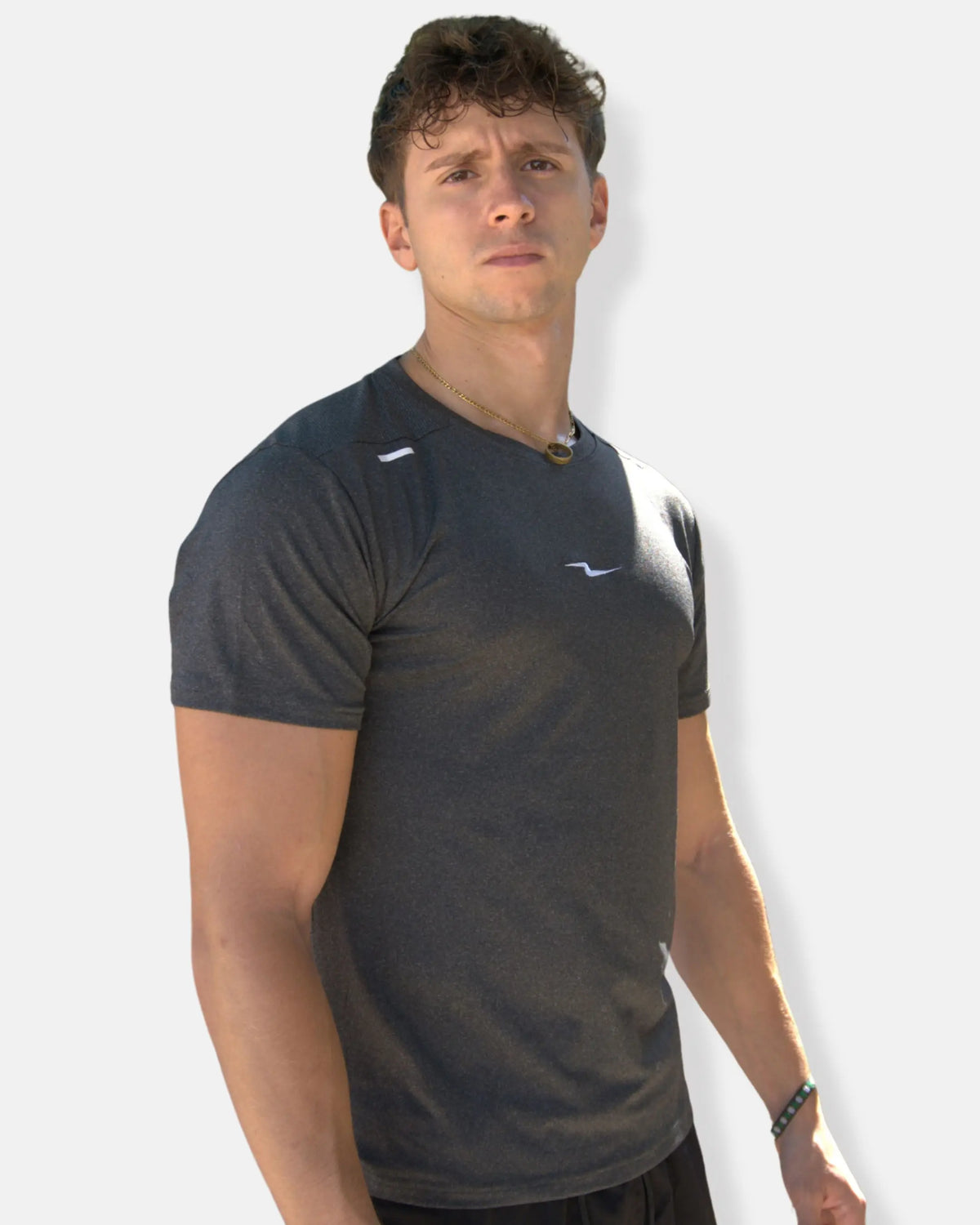 T-shirt de sport homme gris respirant porté de face, logo éclair brodé Inazuma Originals