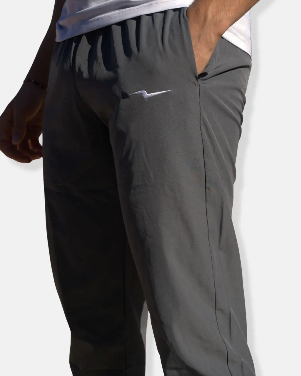 Pantalon de sport gris zippé porté, vue de face