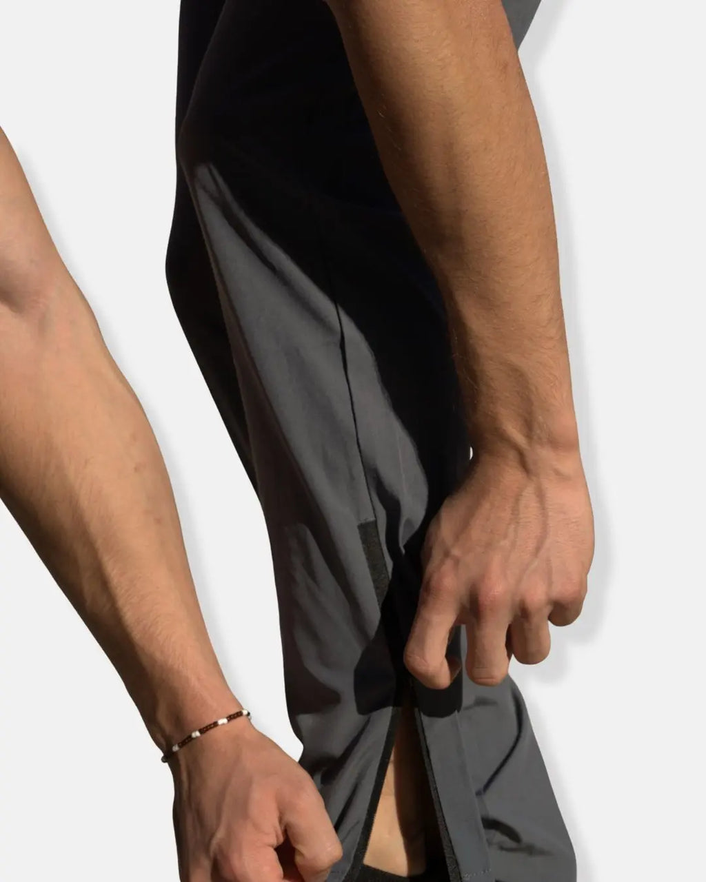 Pantalon de sport gris, détail du zip en bas de jambe